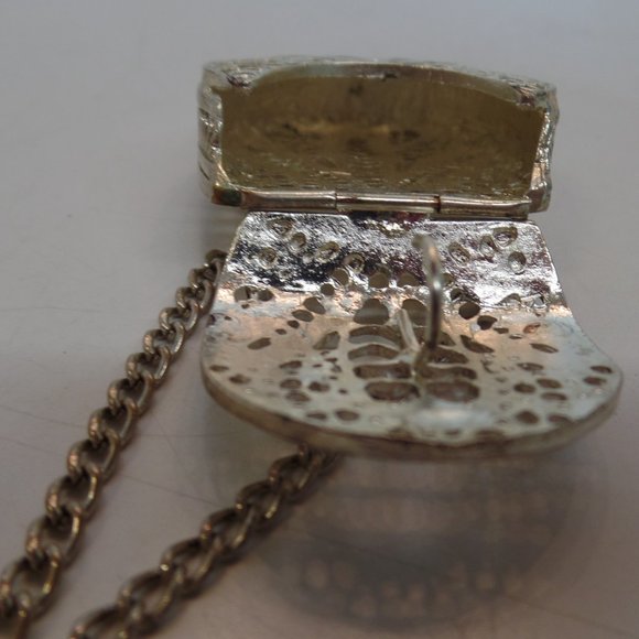 Unbranded Silvertone Purse Opens/Closes Very Ornate Design Adj to 18" Necklace - Picture 4 of 11